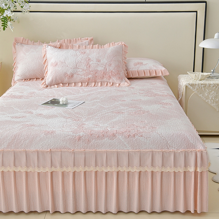 91家纺网 家纺一手货源 找家纺 诺梵家纺 2026新款凉豆豆PE高分子凉感花边床裙凉席三件套 松间月-粉