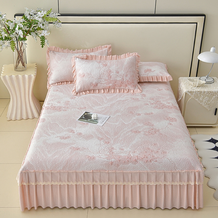 91家纺网 家纺一手货源 找家纺 诺梵家纺 2026新款凉豆豆PE高分子凉感花边床裙凉席三件套 松间月-粉