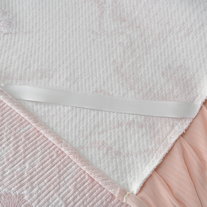 91家纺网 家纺一手货源 找家纺 诺梵家纺 2026新款凉豆豆PE高分子凉感花边床裙凉席三件套 松间月-粉