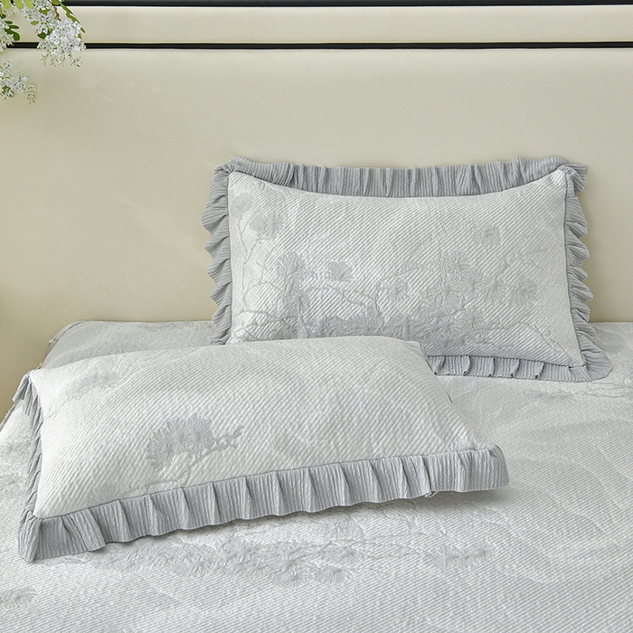 91家纺网 家纺一手货源 找家纺 诺梵家纺 2026新款凉豆豆PE高分子凉感花边床裙凉席三件套 松间月-灰