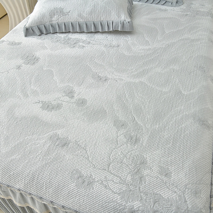 91家纺网 家纺一手货源 找家纺 诺梵家纺 2026新款凉豆豆PE高分子凉感花边床裙凉席三件套 松间月-灰