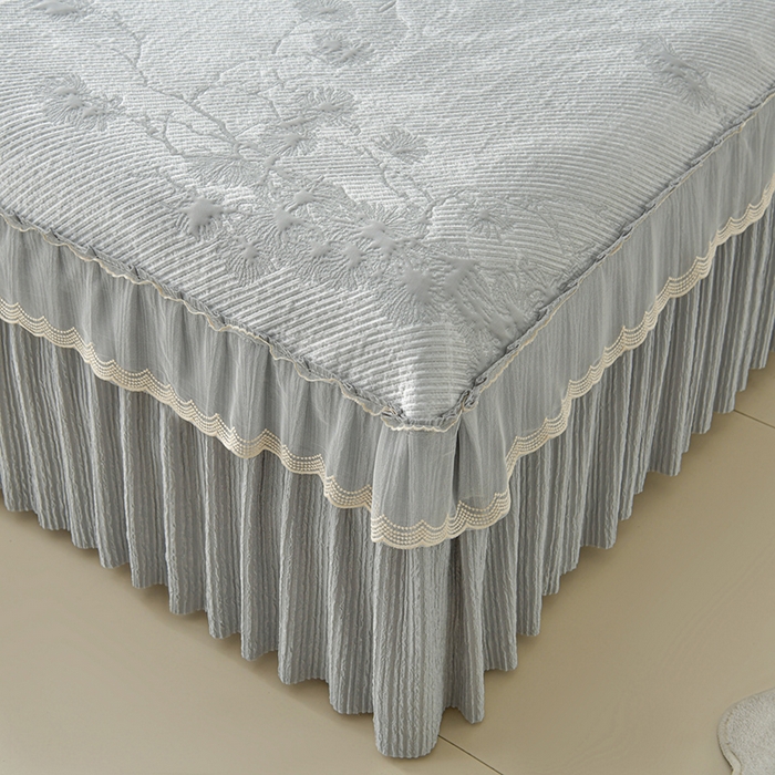 91家纺网 家纺一手货源 找家纺 诺梵家纺 2026新款凉豆豆PE高分子凉感花边床裙凉席三件套 松间月-灰