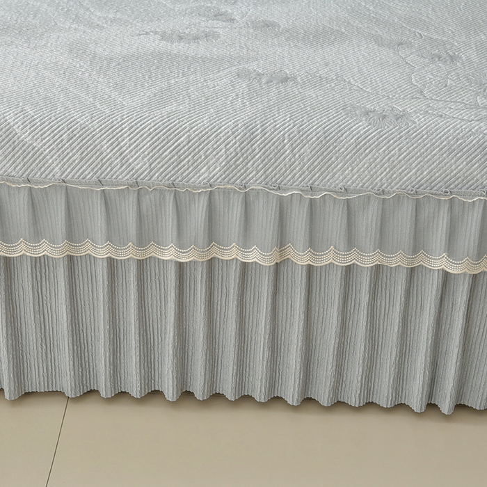 91家纺网 家纺一手货源 找家纺 诺梵家纺 2026新款凉豆豆PE高分子凉感花边床裙凉席三件套 松间月-灰