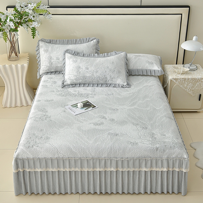 91家纺网 家纺一手货源 找家纺 诺梵家纺 2026新款凉豆豆PE高分子凉感花边床裙凉席三件套 松间月-灰