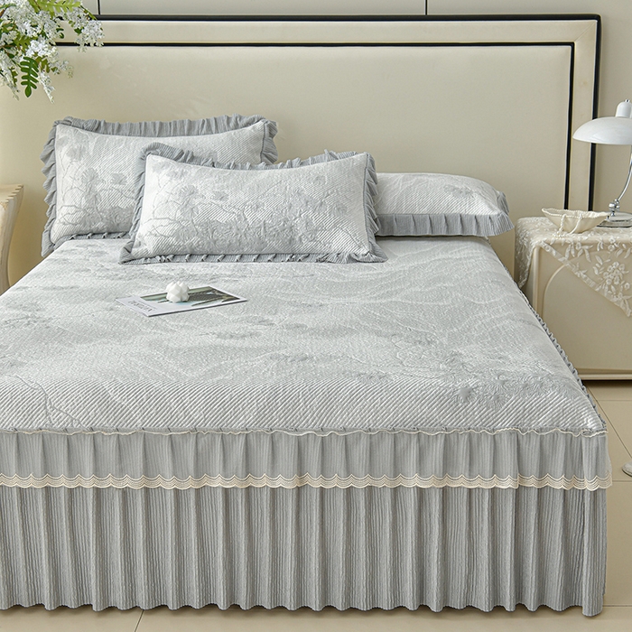 91家纺网 家纺一手货源 找家纺 诺梵家纺 2026新款凉豆豆PE高分子凉感花边床裙凉席三件套 松间月-灰