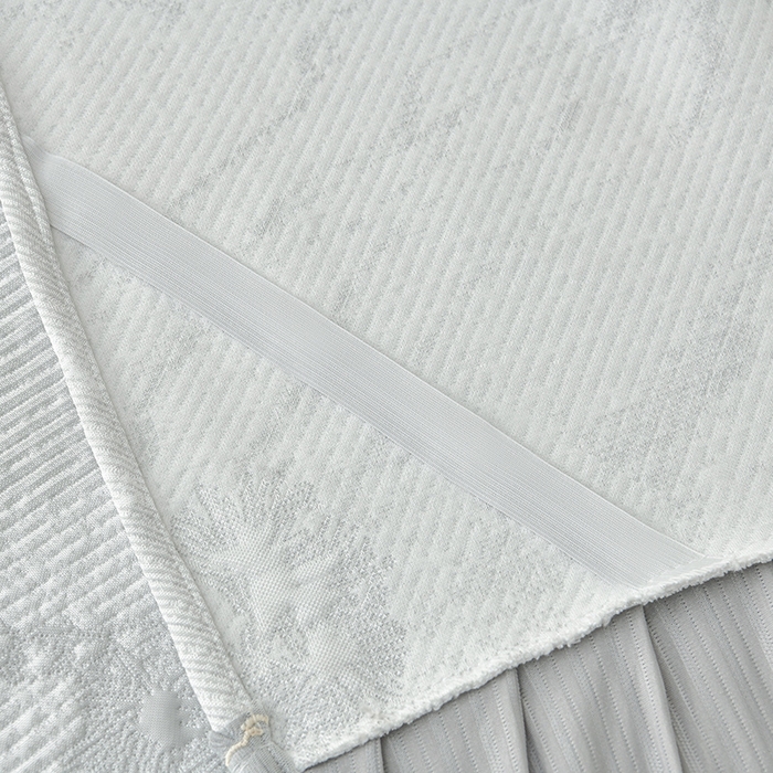 91家纺网 家纺一手货源 找家纺 诺梵家纺 2026新款凉豆豆PE高分子凉感花边床裙凉席三件套 松间月-灰