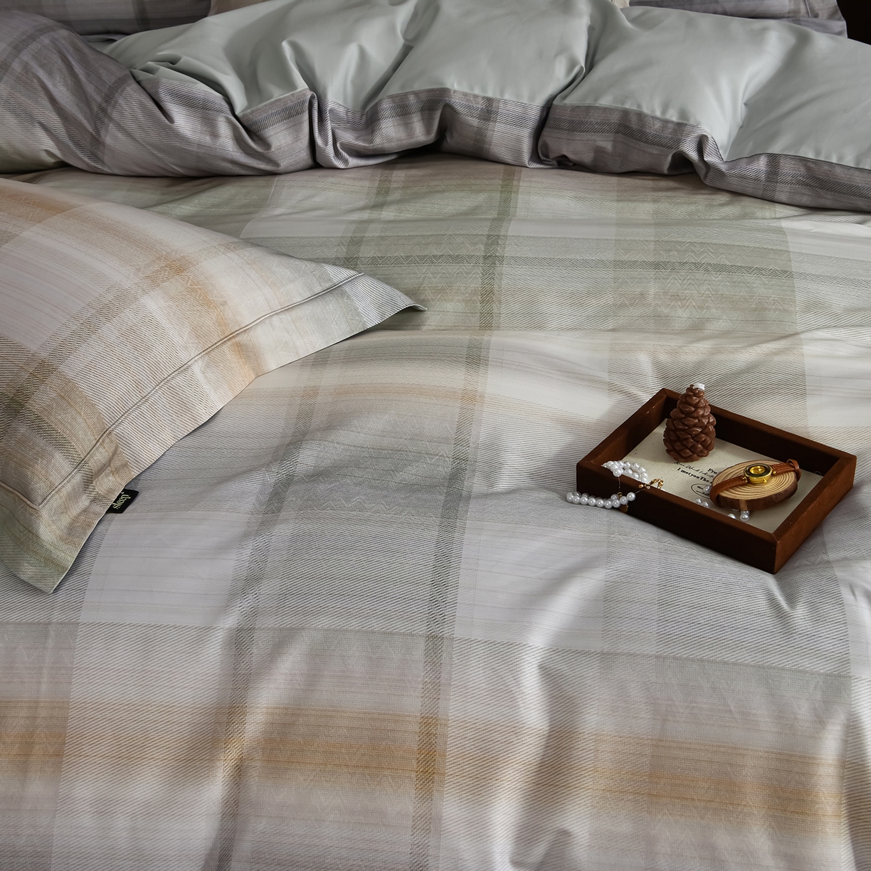 91家纺网 家纺一手货源 找家纺 金昱纺 2026新款全棉50S长绒棉数码印花宽边埋绳款四件套（带精美礼盒包装） 摩卡-绿