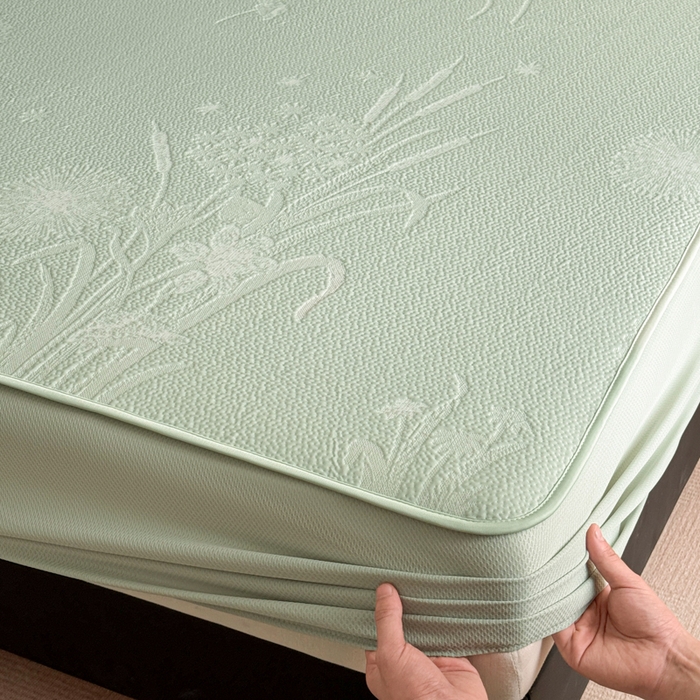 91家纺网 家纺一手货源 找家纺 鑫琪莱家纺 2026新款提花浮雕凉豆豆凉感凉席床笠款 蒲公英绿