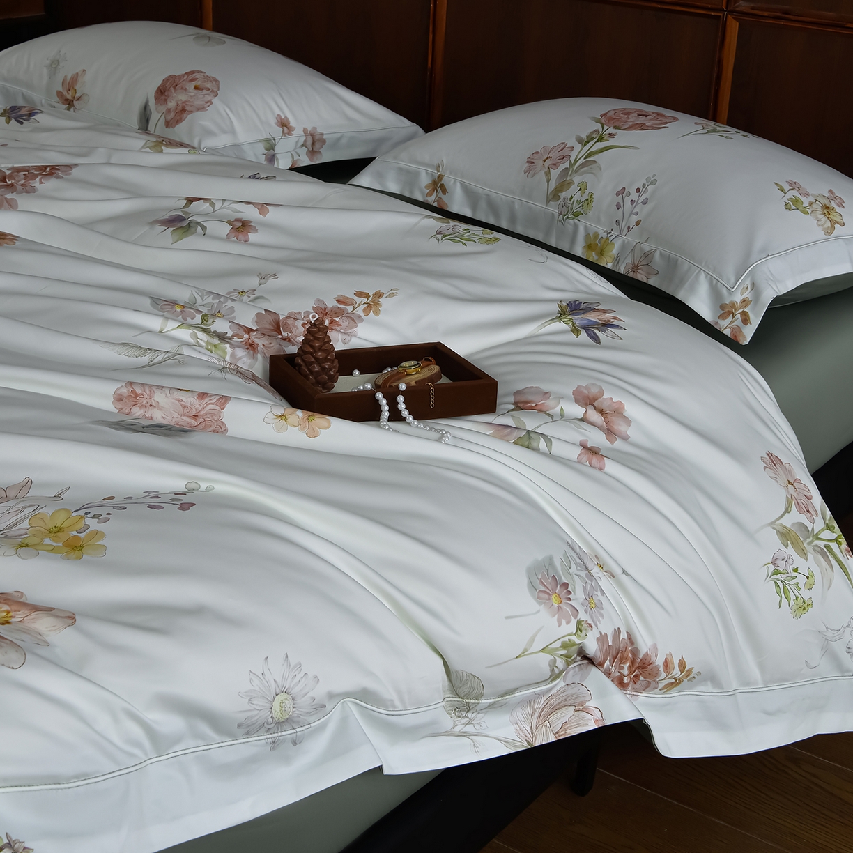 91家纺网 家纺一手货源 找家纺 金昱纺 2026新款全棉50S长绒棉数码印花宽边埋绳款四件套（带精美礼盒包装） 甜梦花栖