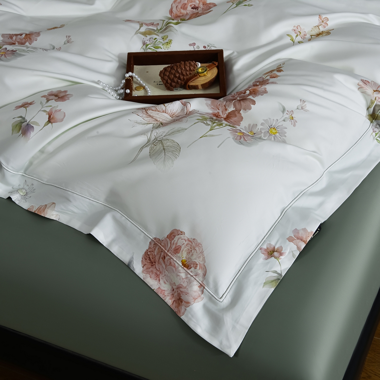 91家纺网 家纺一手货源 找家纺 金昱纺 2026新款全棉50S长绒棉数码印花宽边埋绳款四件套（带精美礼盒包装） 甜梦花栖