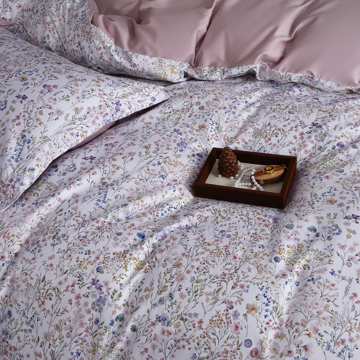 91家纺网 家纺一手货源 找家纺 金昱纺 2026新款全棉50S长绒棉数码印花宽边埋绳款四件套（带精美礼盒包装） 榭风轻眠