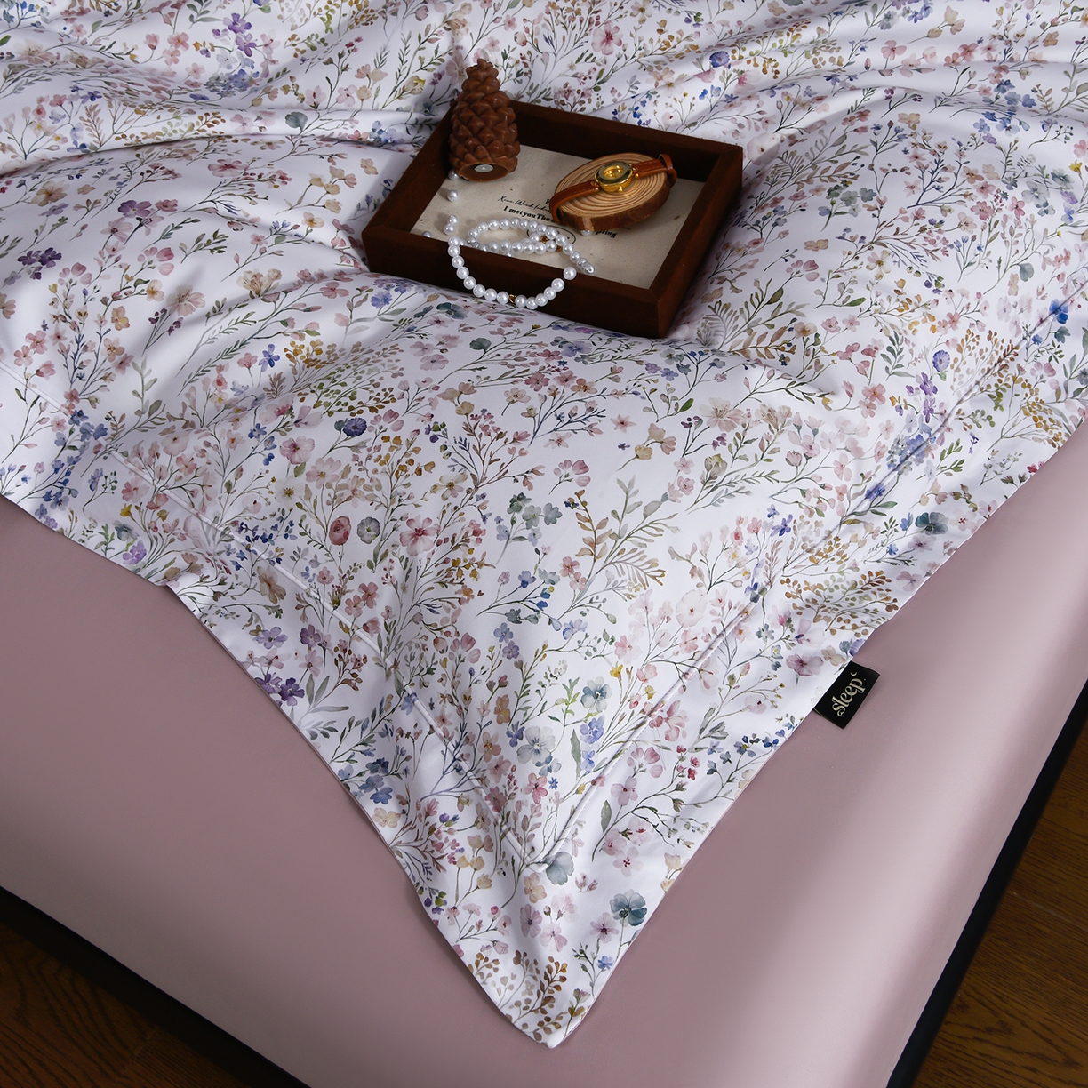 91家纺网 家纺一手货源 找家纺 金昱纺 2026新款全棉50S长绒棉数码印花宽边埋绳款四件套（带精美礼盒包装） 榭风轻眠