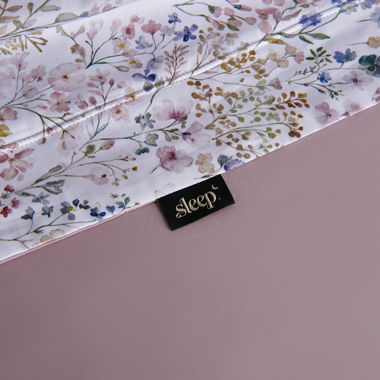 91家纺网 家纺一手货源 找家纺 金昱纺 2026新款全棉50S长绒棉数码印花宽边埋绳款四件套（带精美礼盒包装） 榭风轻眠