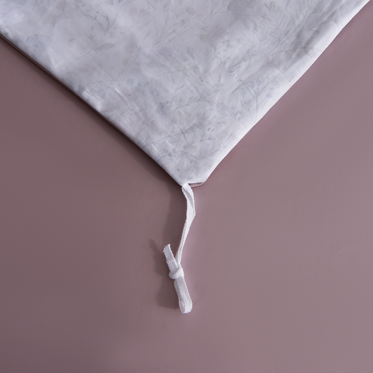 91家纺网 家纺一手货源 找家纺 金昱纺 2026新款全棉50S长绒棉数码印花宽边埋绳款四件套（带精美礼盒包装） 榭风轻眠