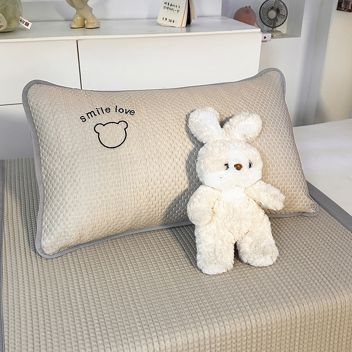 91家纺网 家纺一手货源 找家纺 （总）2026新款夏季A类绣花PE冰豆豆冰丝凉席枕套凉感家用单人学生宿舍48×74cm一只一对-八宝熊枕套