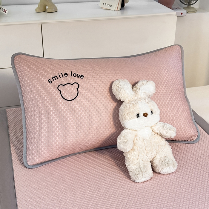 91家纺网 家纺一手货源 找家纺 2026新款夏季A类绣花PE冰豆豆冰丝凉席枕套凉感家用单人学生宿舍48×74cm一只一对-八宝熊枕套 八宝熊-粉