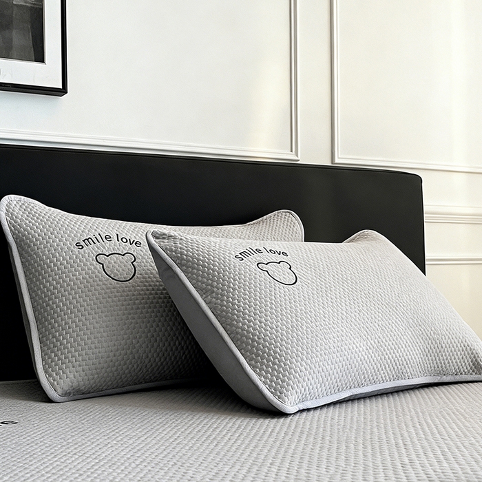 91家纺网 家纺一手货源 找家纺 2026新款夏季A类绣花PE冰豆豆冰丝凉席枕套凉感家用单人学生宿舍48×74cm一只一对-八宝熊枕套 八宝熊-灰