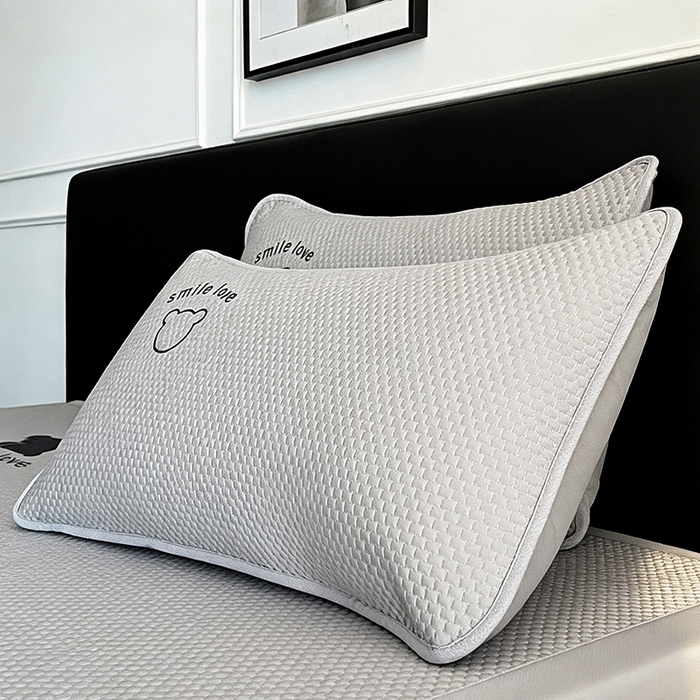 91家纺网 家纺一手货源 找家纺 2026新款夏季A类绣花PE冰豆豆冰丝凉席枕套凉感家用单人学生宿舍48×74cm一只一对-八宝熊枕套 八宝熊-灰