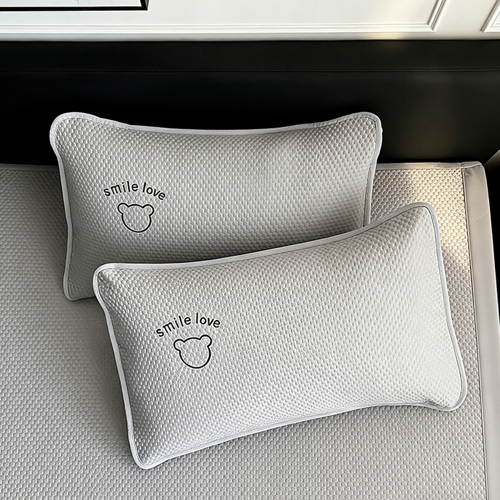 91家纺网 家纺一手货源 找家纺 2026新款夏季A类绣花PE冰豆豆冰丝凉席枕套凉感家用单人学生宿舍48×74cm一只一对-八宝熊枕套 八宝熊-灰