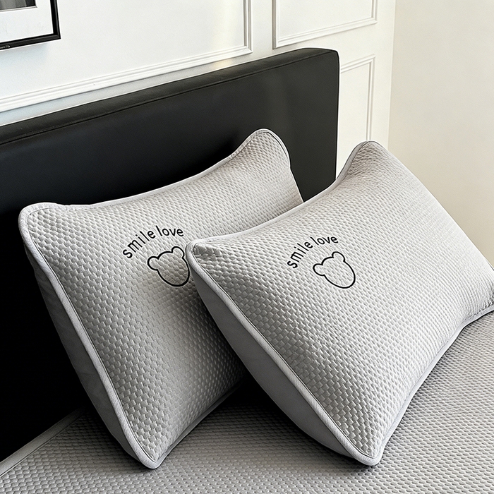 91家纺网 家纺一手货源 找家纺 2026新款夏季A类绣花PE冰豆豆冰丝凉席枕套凉感家用单人学生宿舍48×74cm一只一对-八宝熊枕套 八宝熊-灰