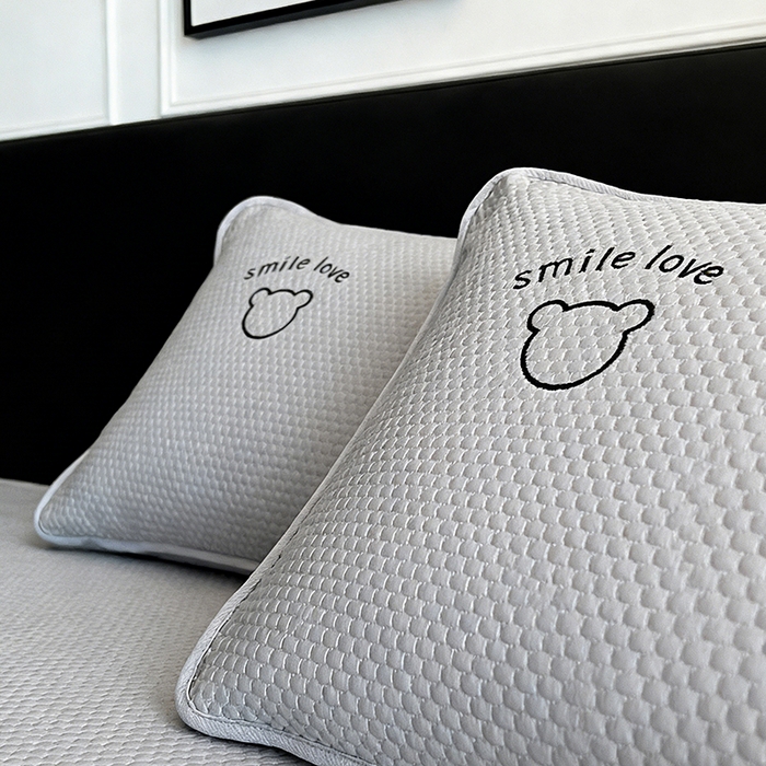 91家纺网 家纺一手货源 找家纺 2026新款夏季A类绣花PE冰豆豆冰丝凉席枕套凉感家用单人学生宿舍48×74cm一只一对-八宝熊枕套 八宝熊-灰