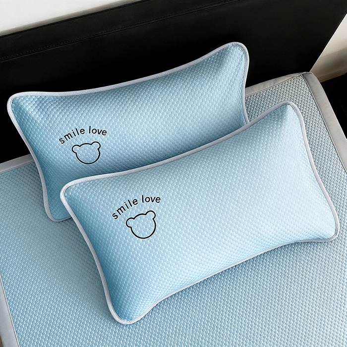 91家纺网 家纺一手货源 找家纺 2026新款夏季A类绣花PE冰豆豆冰丝凉席枕套凉感家用单人学生宿舍48×74cm一只一对-八宝熊枕套 八宝熊-蓝