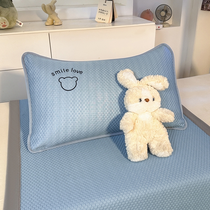 91家纺网 家纺一手货源 找家纺 2026新款夏季A类绣花PE冰豆豆冰丝凉席枕套凉感家用单人学生宿舍48×74cm一只一对-八宝熊枕套 八宝熊-蓝