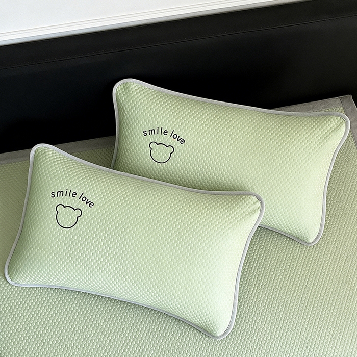 91家纺网 家纺一手货源 找家纺 2026新款夏季A类绣花PE冰豆豆冰丝凉席枕套凉感家用单人学生宿舍48×74cm一只一对-八宝熊枕套 八宝熊-绿