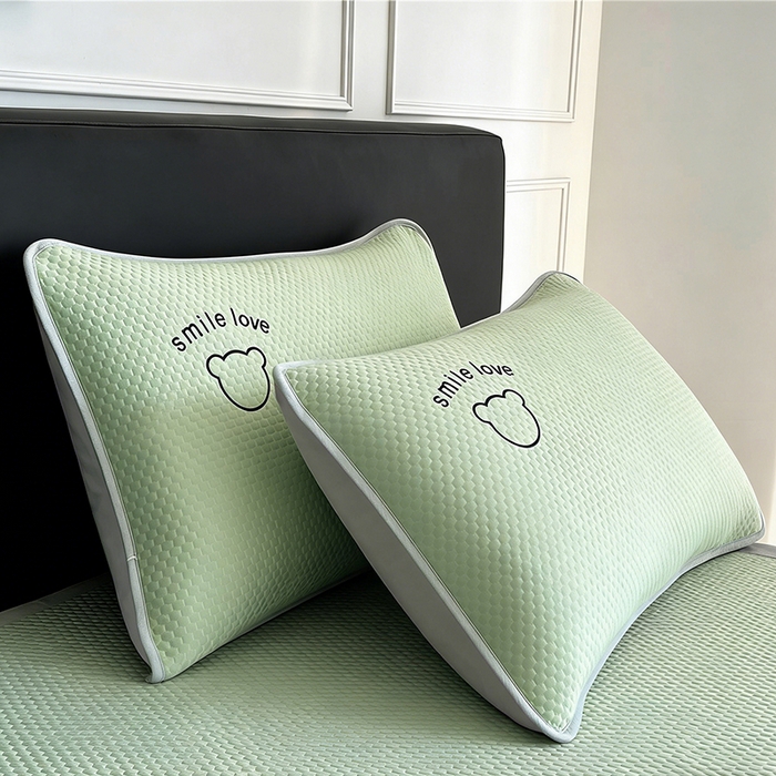 91家纺网 家纺一手货源 找家纺 2026新款夏季A类绣花PE冰豆豆冰丝凉席枕套凉感家用单人学生宿舍48×74cm一只一对-八宝熊枕套 八宝熊-绿