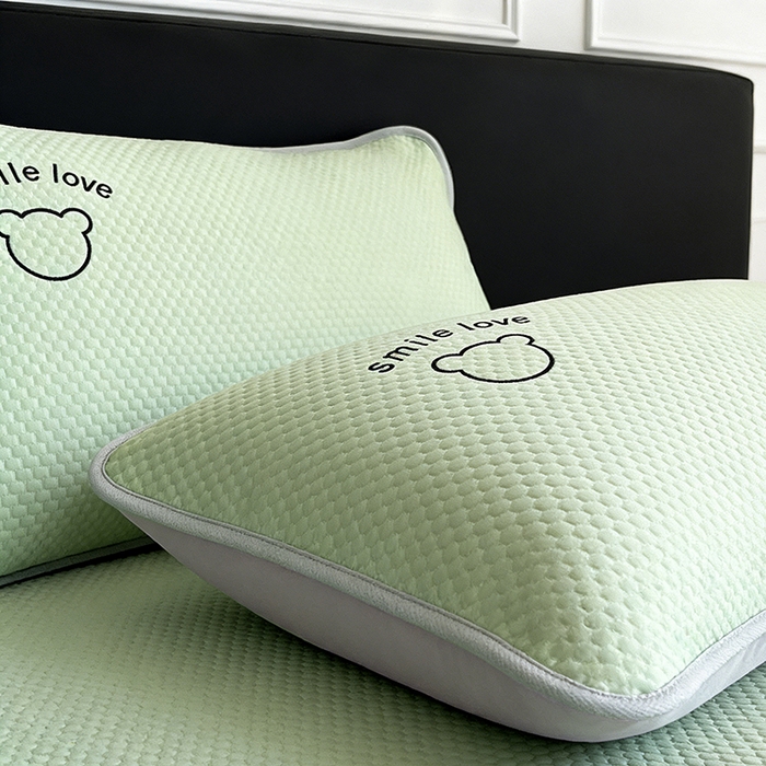 91家纺网 家纺一手货源 找家纺 2026新款夏季A类绣花PE冰豆豆冰丝凉席枕套凉感家用单人学生宿舍48×74cm一只一对-八宝熊枕套 八宝熊-绿