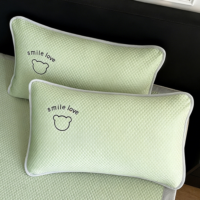 91家纺网 家纺一手货源 找家纺 2026新款夏季A类绣花PE冰豆豆冰丝凉席枕套凉感家用单人学生宿舍48×74cm一只一对-八宝熊枕套 八宝熊-绿