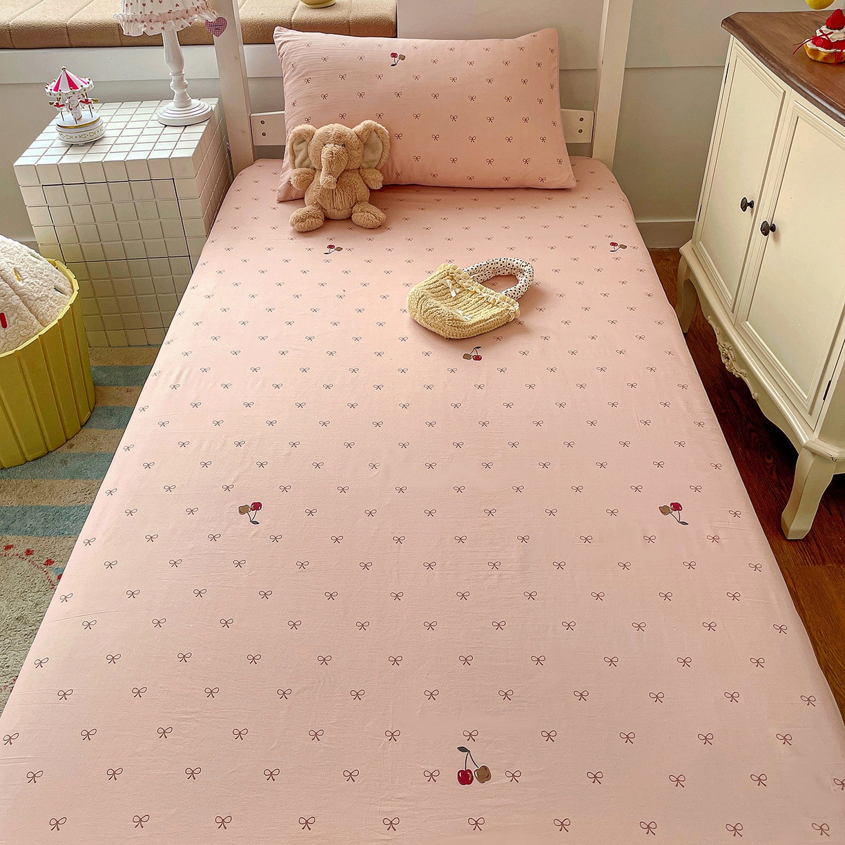 91家纺网 家纺一手货源 找家纺 纽缦家纺 2026新款A类105g仿棉四件套古法水洗棉学生单床笠 梦樱粉