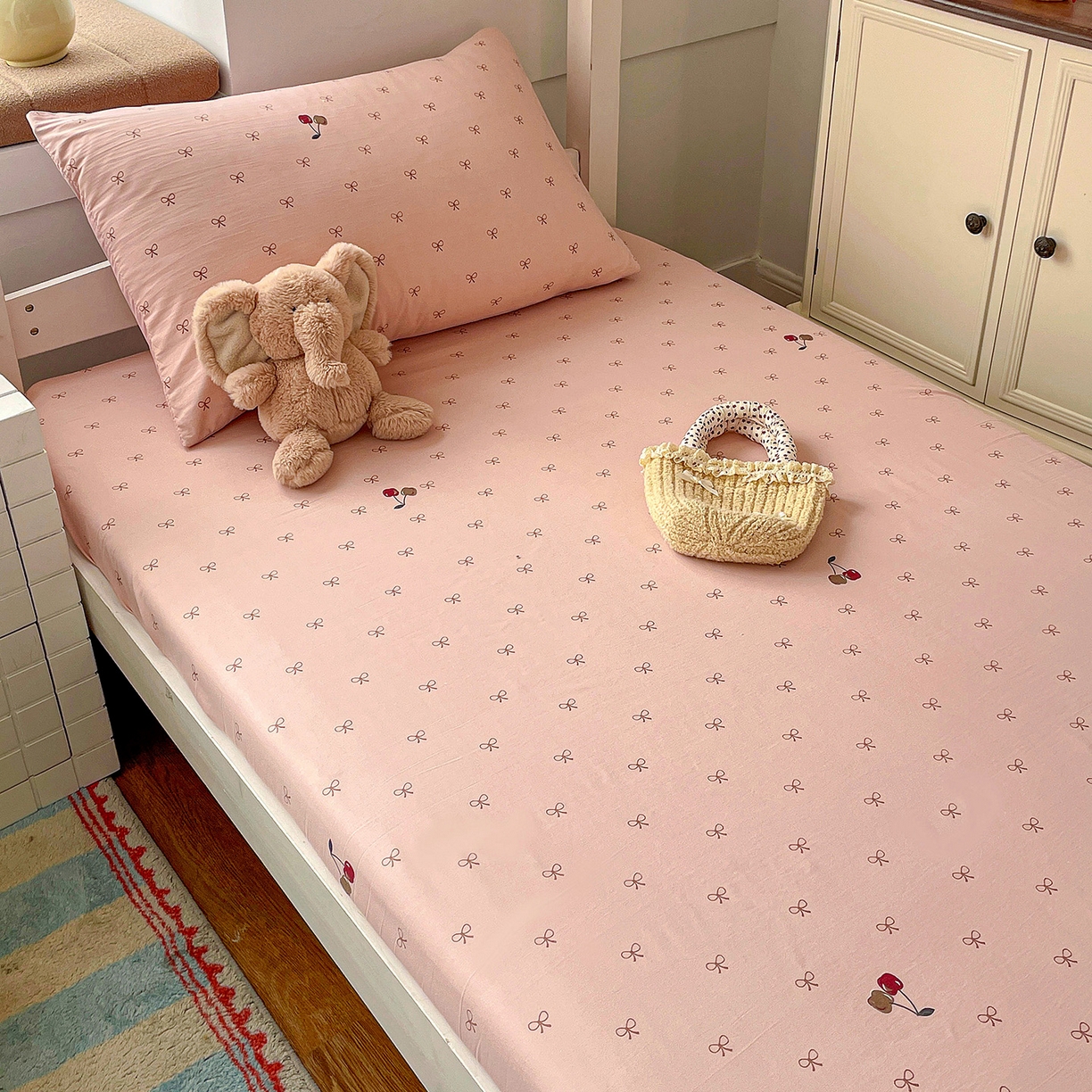 91家纺网 家纺一手货源 找家纺 纽缦家纺 2026新款A类105g仿棉四件套古法水洗棉学生单床笠 梦樱粉