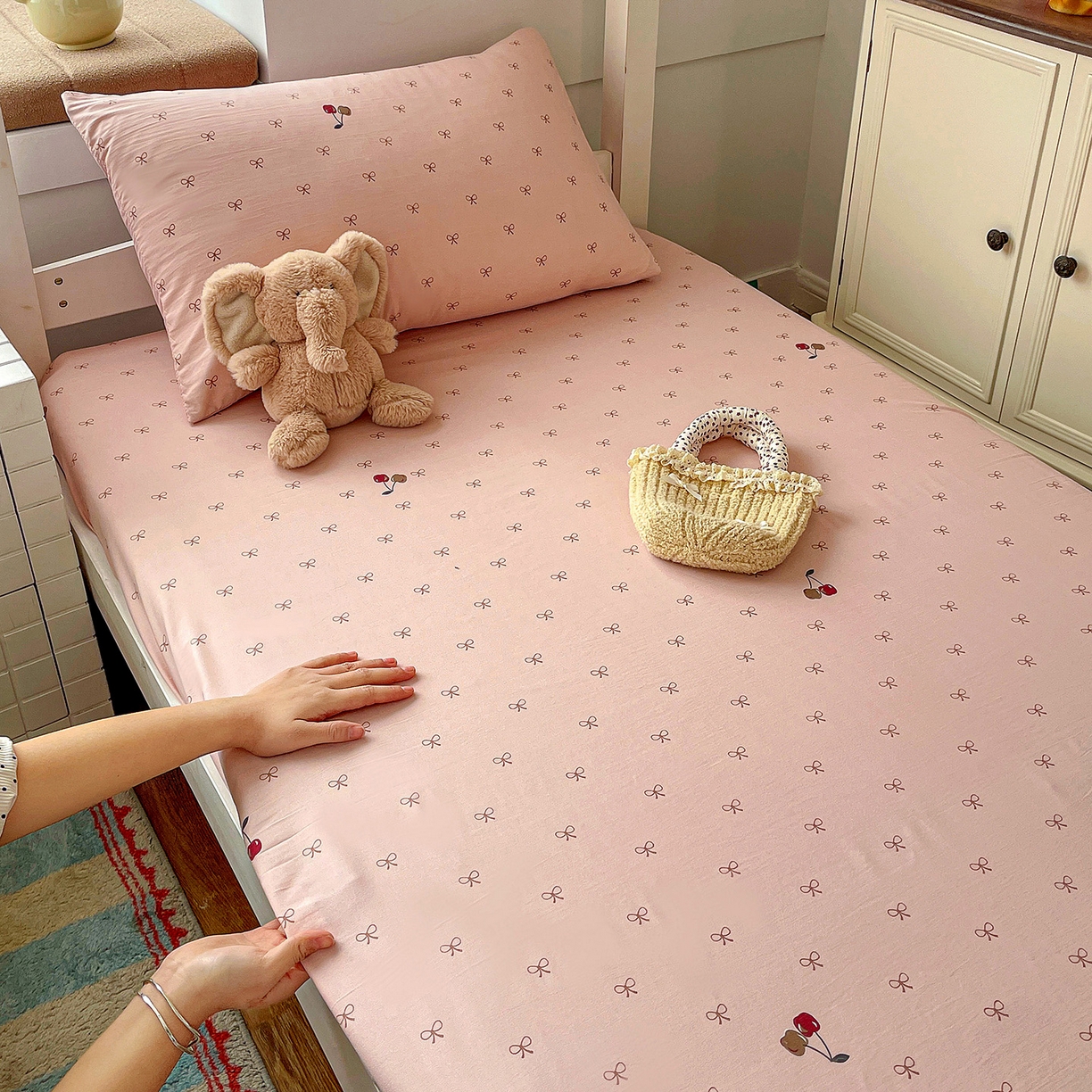 91家纺网 家纺一手货源 找家纺 纽缦家纺 2026新款A类105g仿棉四件套古法水洗棉学生单床笠 梦樱粉