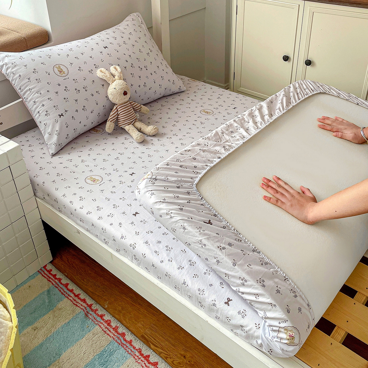 91家纺网 家纺一手货源 找家纺 纽缦家纺 2026新款A类105g仿棉四件套古法水洗棉学生单床笠 恋空灰