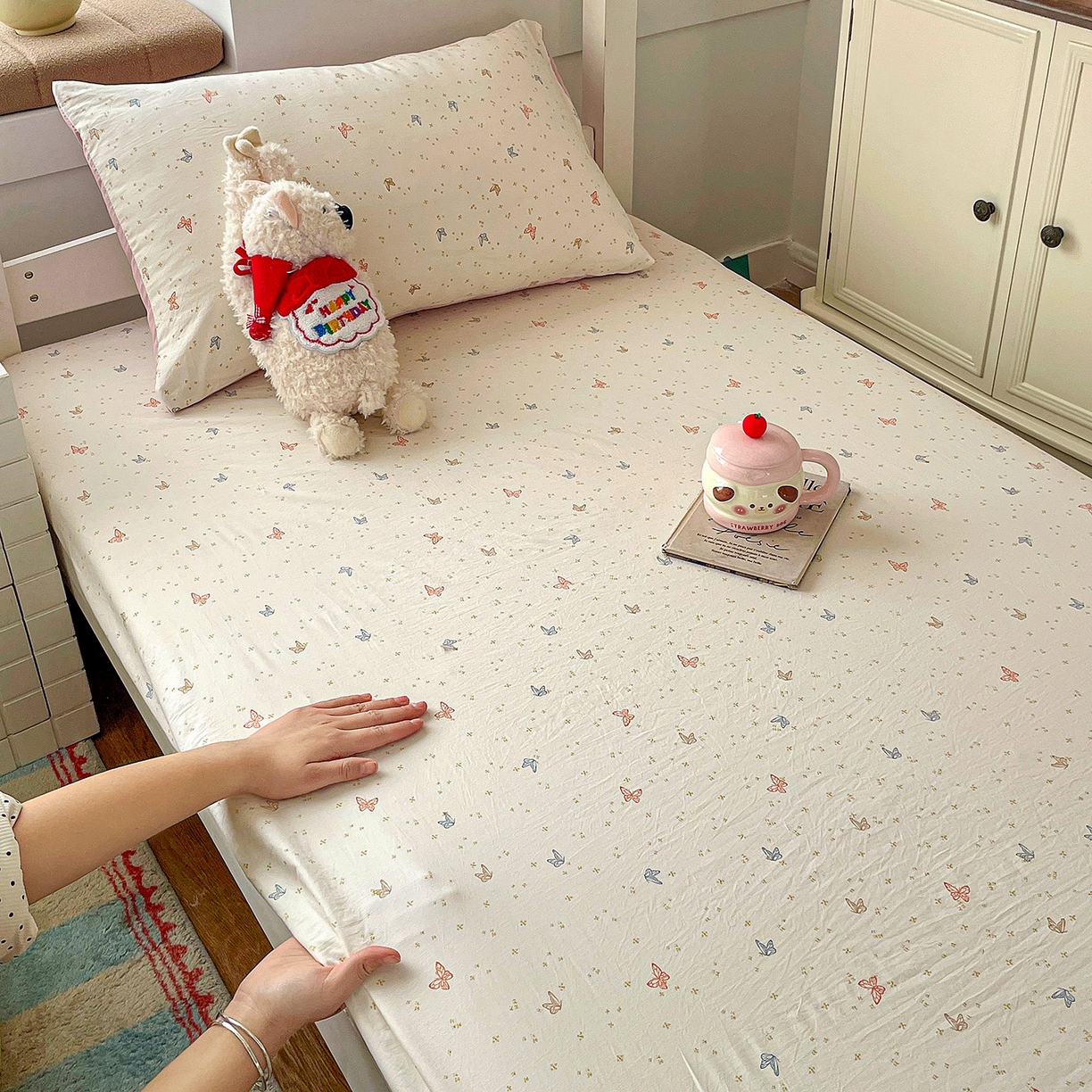 91家纺网 家纺一手货源 找家纺 纽缦家纺 2026新款A类105g仿棉四件套古法水洗棉学生单床笠 彩蝶红