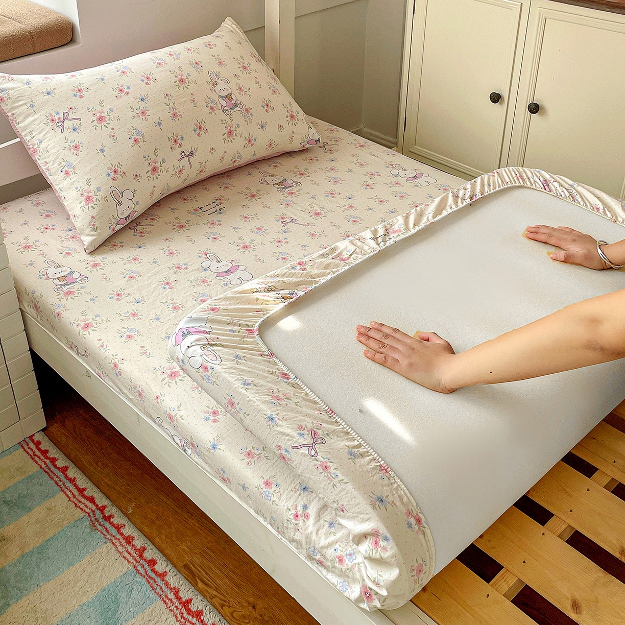 91家纺网 家纺一手货源 找家纺 纽缦家纺 2026新款A类105g仿棉四件套古法水洗棉学生单床笠 美丽小兔