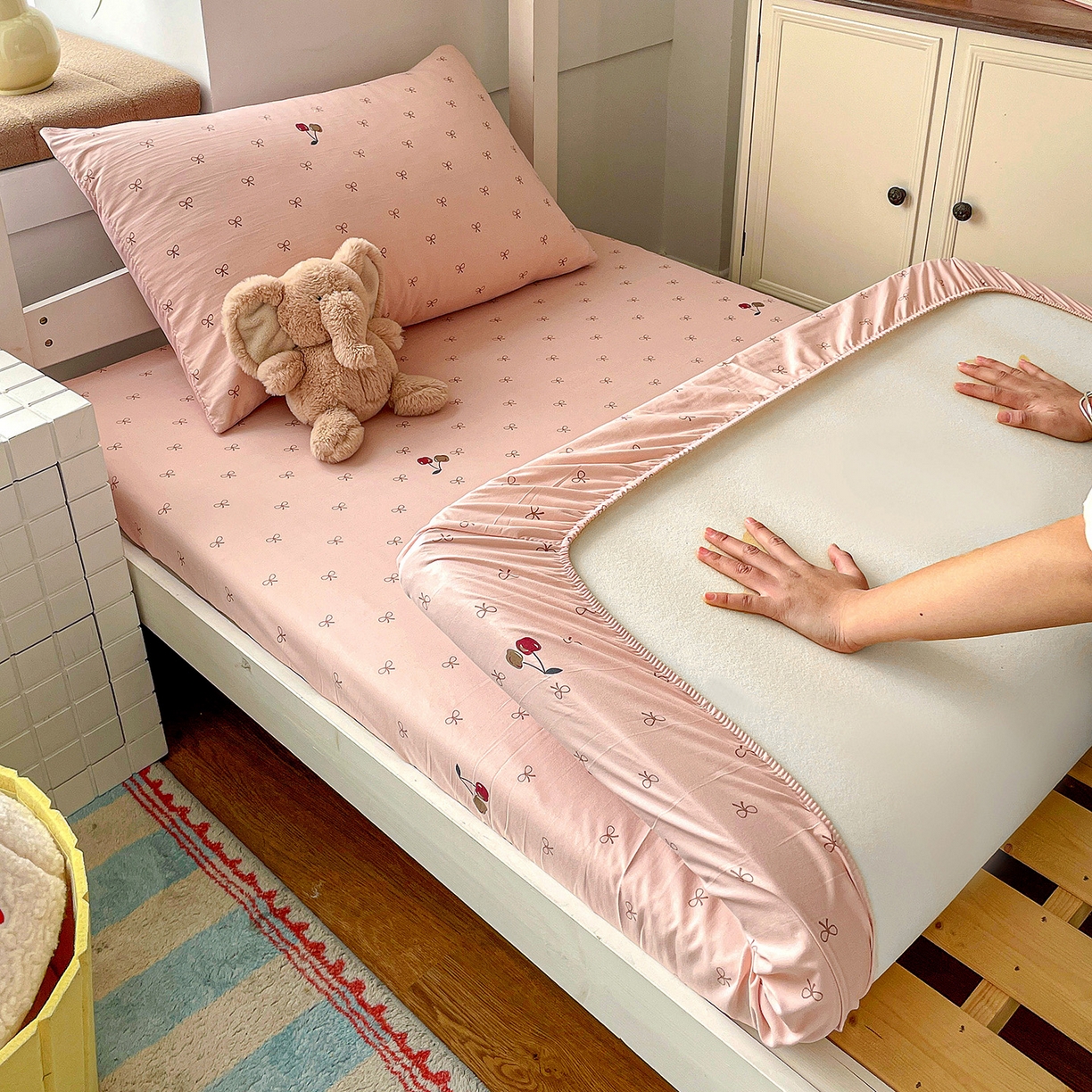 91家纺网 家纺一手货源 找家纺 纽缦家纺 2026新款A类105g仿棉四件套古法水洗棉学生单床笠 梦樱粉