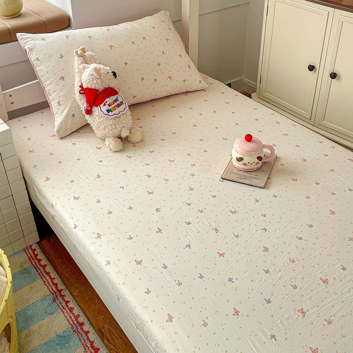 91家纺网 家纺一手货源 找家纺 纽缦家纺 2026新款A类105g仿棉四件套古法水洗棉学生单床笠 彩蝶红