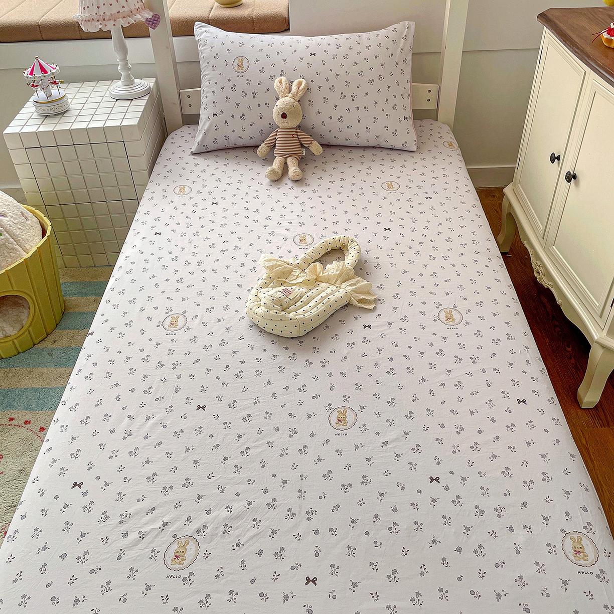 91家纺网 家纺一手货源 找家纺 纽缦家纺 2026新款A类105g仿棉四件套古法水洗棉学生单床笠 恋空灰