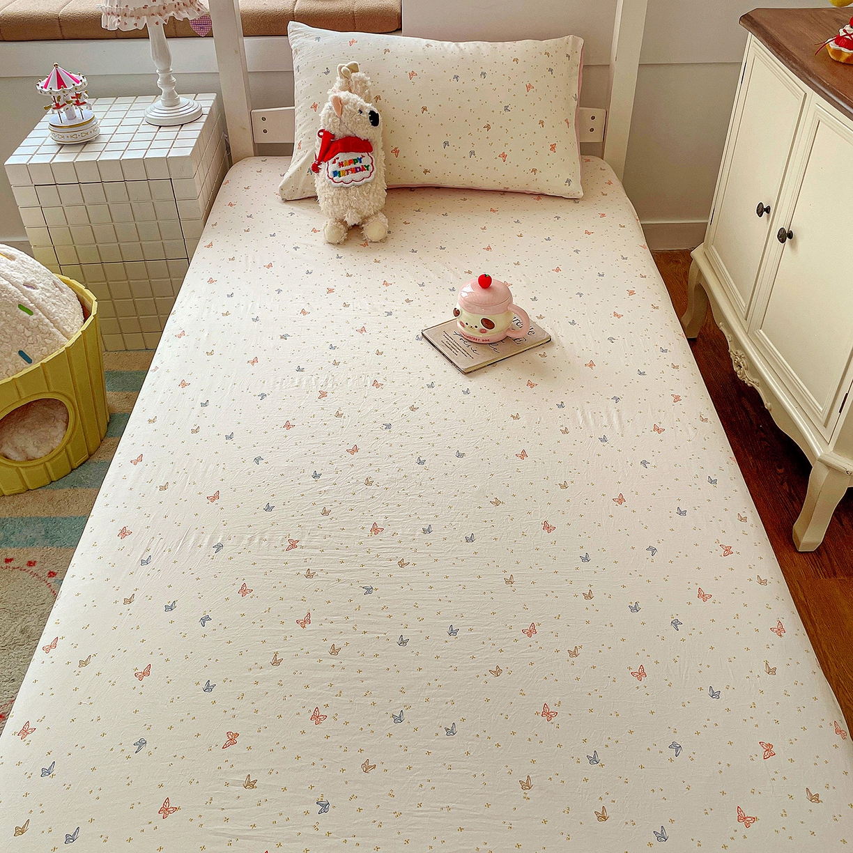 91家纺网 家纺一手货源 找家纺 纽缦家纺 2026新款A类105g仿棉四件套古法水洗棉学生单床笠 彩蝶红