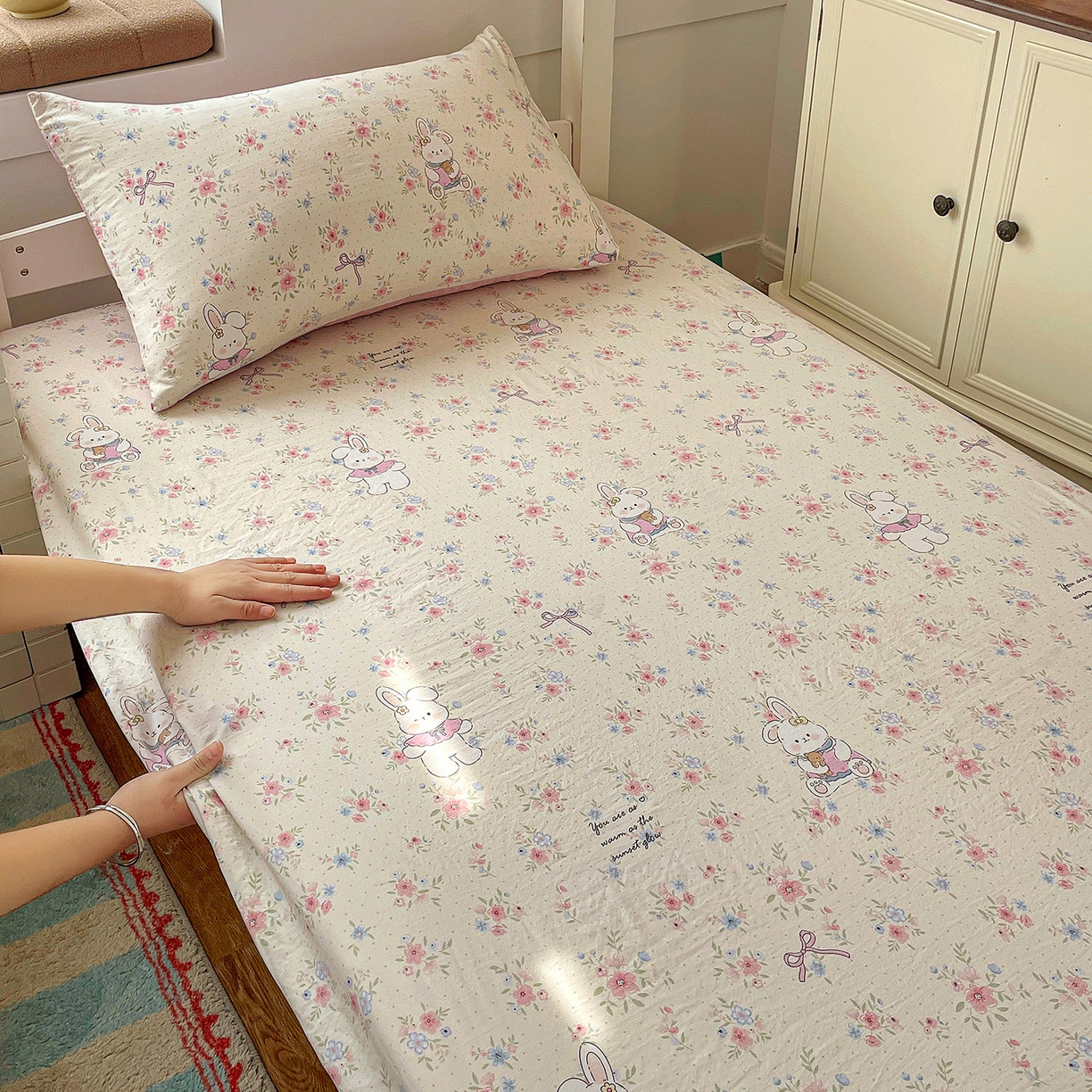 91家纺网 家纺一手货源 找家纺 纽缦家纺 2026新款A类105g仿棉四件套古法水洗棉学生单床笠 美丽小兔