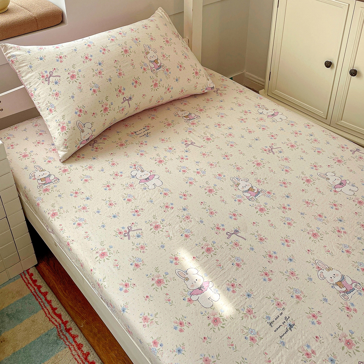 91家纺网 家纺一手货源 找家纺 纽缦家纺 2026新款A类105g仿棉四件套古法水洗棉学生单床笠 美丽小兔