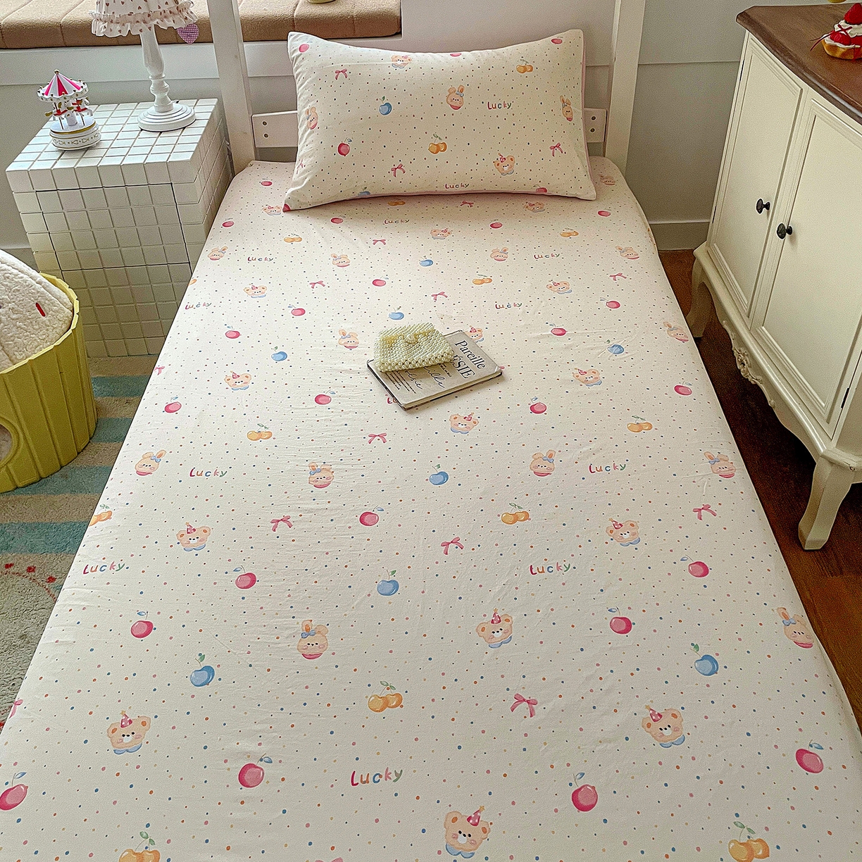 91家纺网 家纺一手货源 找家纺 纽缦家纺 2026新款A类105g仿棉四件套古法水洗棉学生单床笠 乐淘