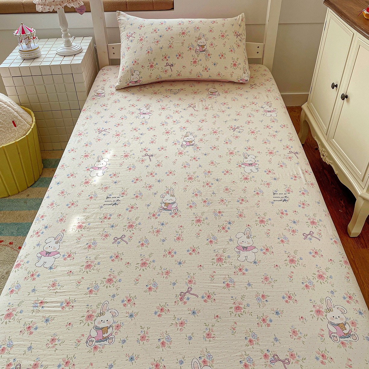 91家纺网 家纺一手货源 找家纺 纽缦家纺 2026新款A类105g仿棉四件套古法水洗棉学生单床笠 美丽小兔