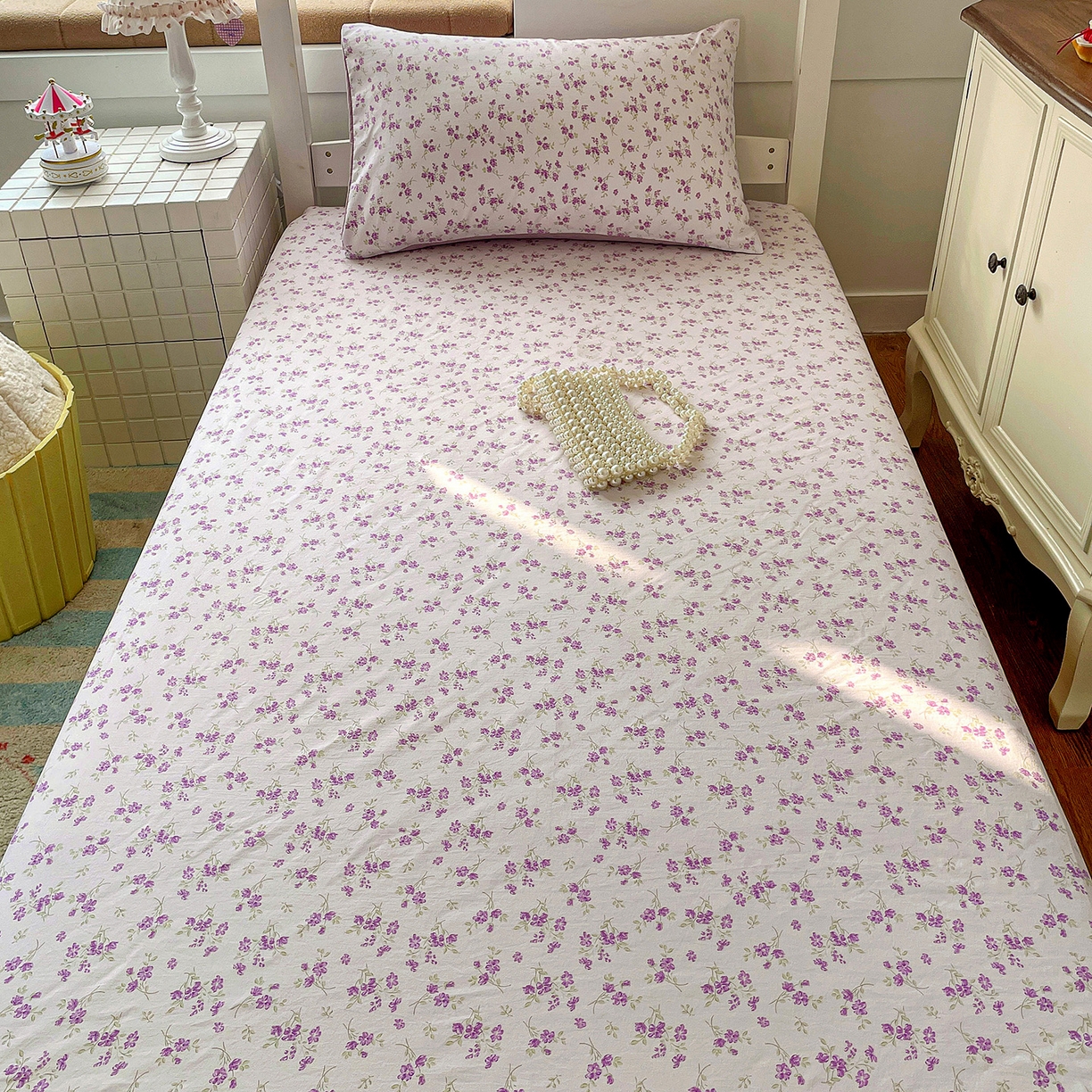 91家纺网 家纺一手货源 找家纺 纽缦家纺 2026新款A类105g仿棉四件套古法水洗棉学生单床笠 波影紫