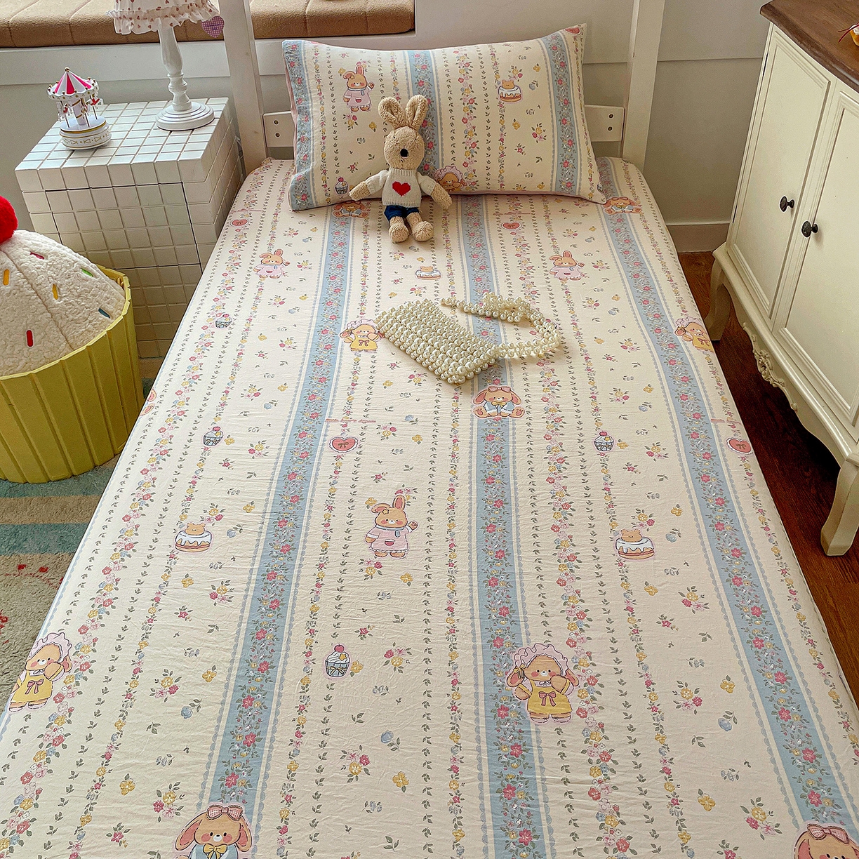 91家纺网 家纺一手货源 找家纺 纽缦家纺 2026新款A类105g仿棉四件套古法水洗棉学生单床笠 幸运狗