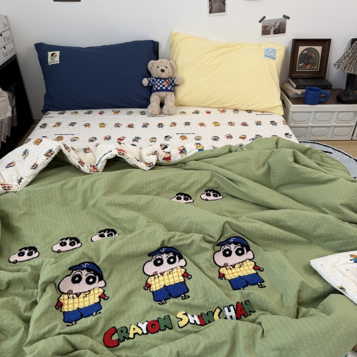 91家纺网 家纺一手货源 找家纺 三元色 2026新款正版蜡笔小新泡芙双层纱夏被夏凉被 小新学长