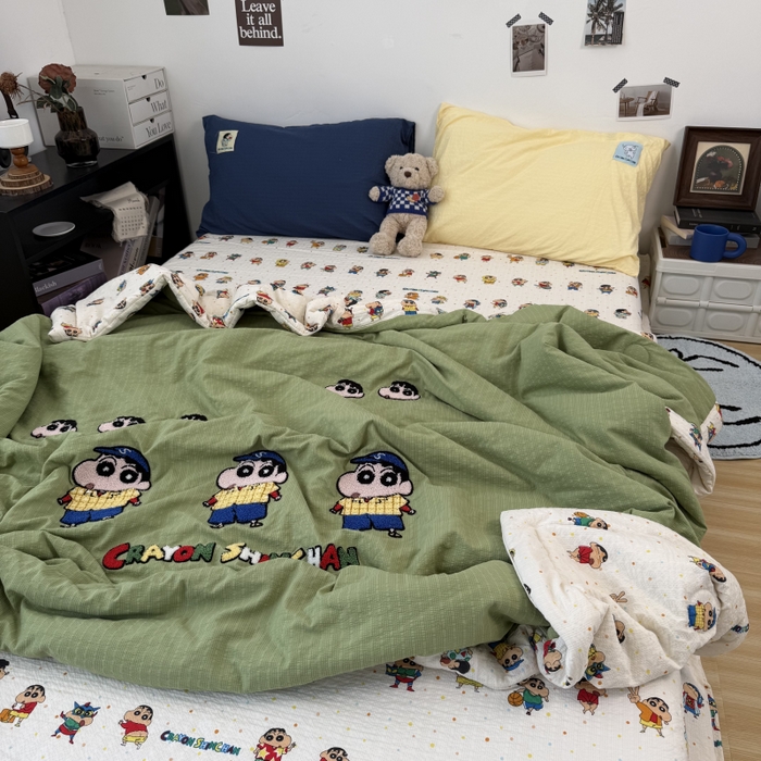 91家纺网 家纺一手货源 找家纺 三元色 2026新款正版蜡笔小新泡芙双层纱夏被夏凉被 小新学长