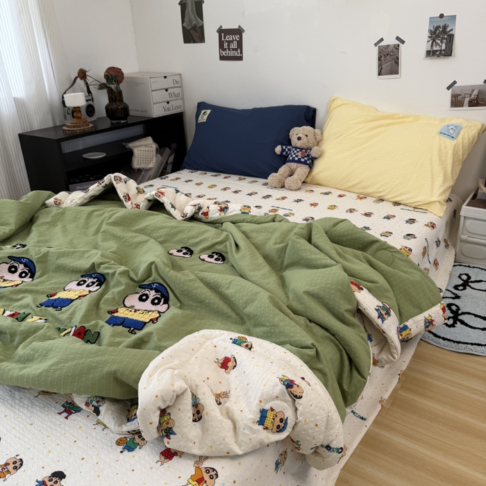 91家纺网 家纺一手货源 找家纺 三元色 2026新款正版蜡笔小新泡芙双层纱夏被夏凉被 小新学长